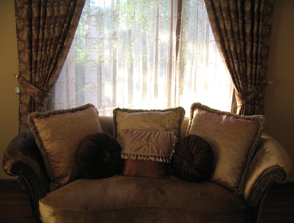 Mobilier antique, confortable et semi-authentique